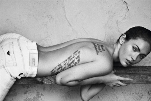 Меган Фокс в черно-белой эротике