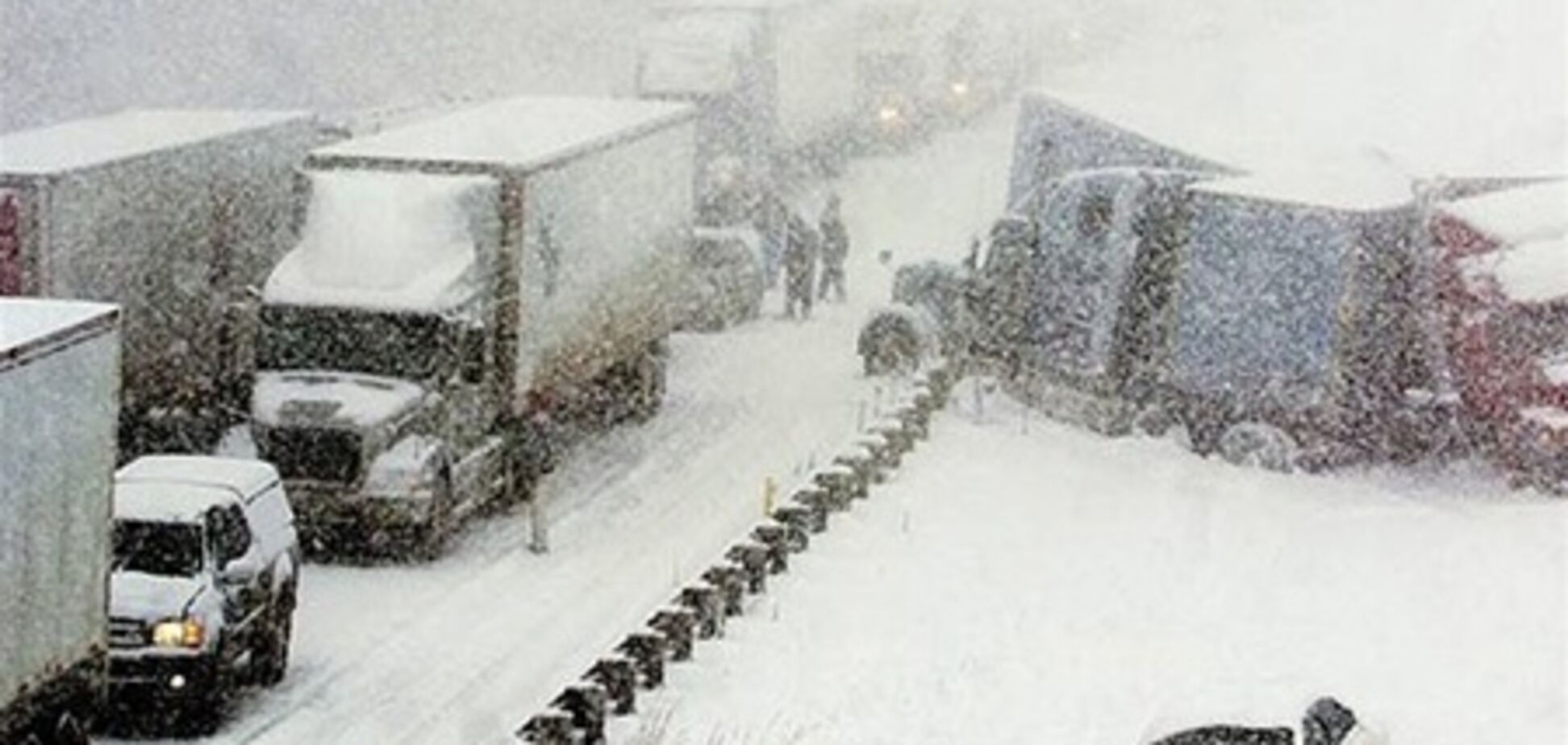 Из-за мощнейших снегопадов в США отменены тысячи авиарейсов