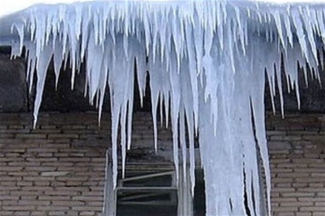 В России огромная сосулька проломила женщине голову