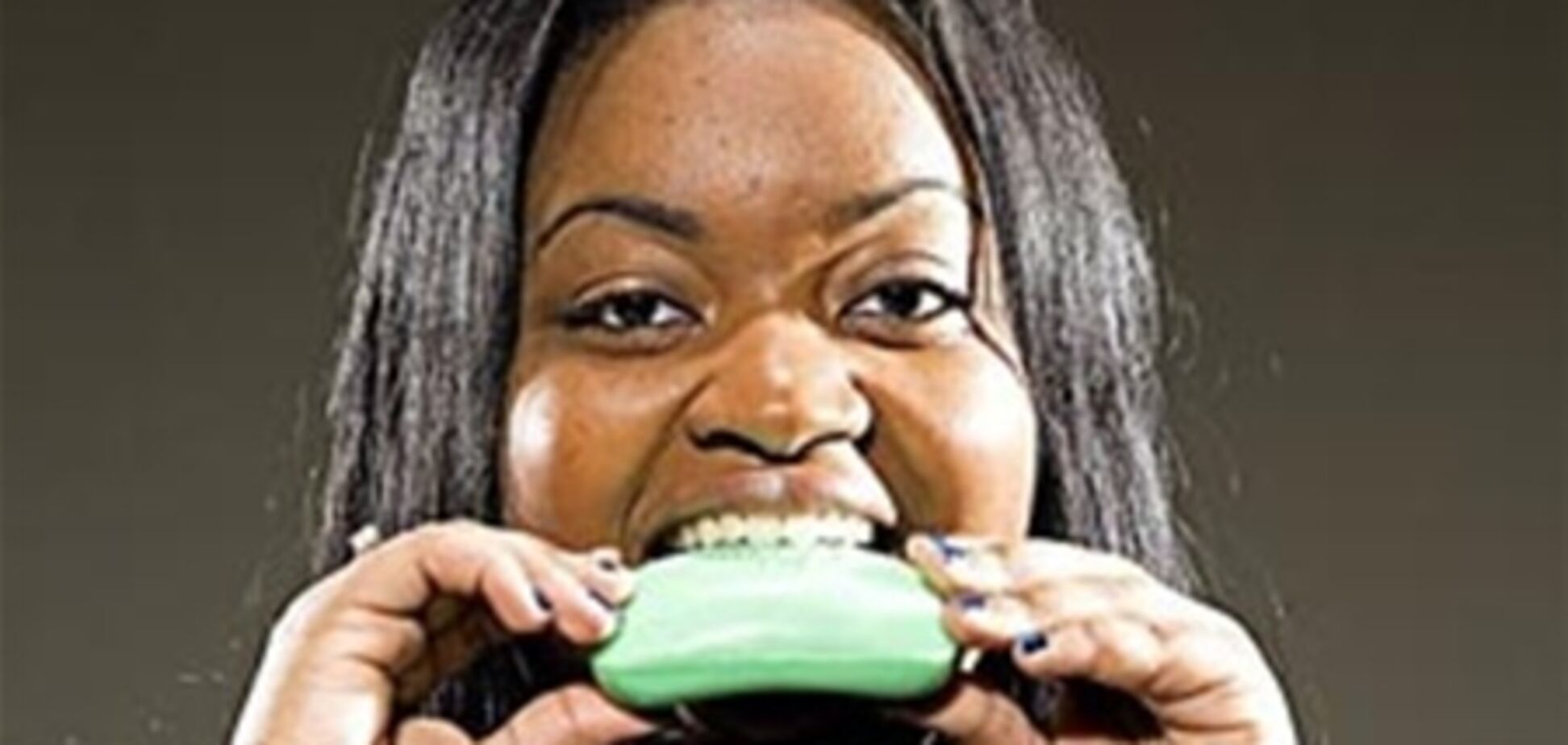 Дівчина об'їдається милом і пральним порошком