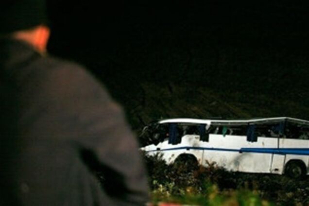 Автобус упал в пропасть на острове Ява: 17 погибших