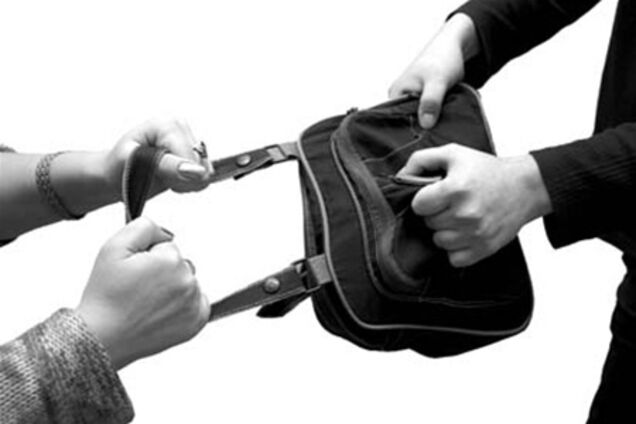 Старенька з сумочкою проти грабіжників з кувалдою