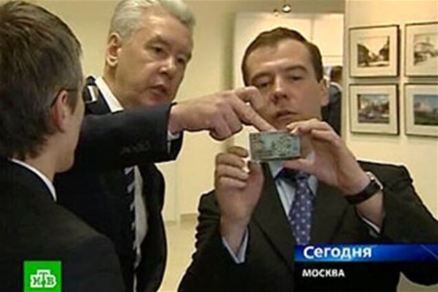 Медведеву показали, каким будет паспорт россиянина с иностранным чипом