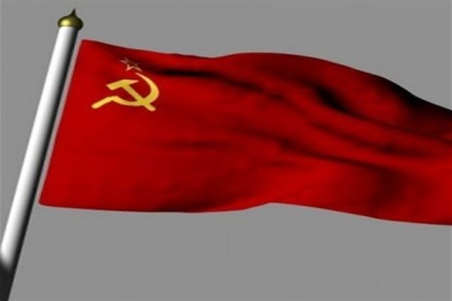 В Украине снова будут официально поднимать красный советский флаг