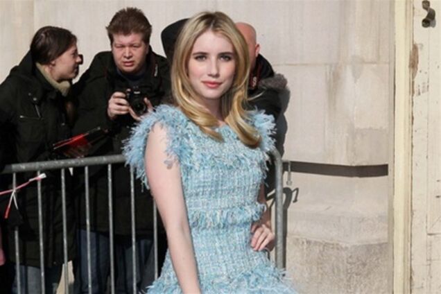 Эмма Робертс в голубых перышках