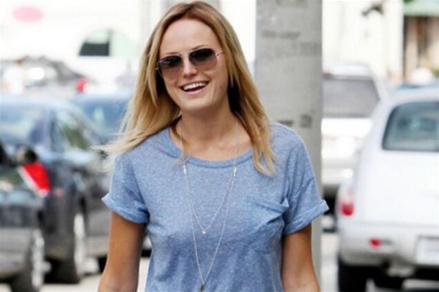 Малин Акерман в просвечивающейся футболке без лифа