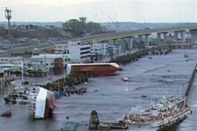 Японское цунами накрыло судно с сотней пассажиров