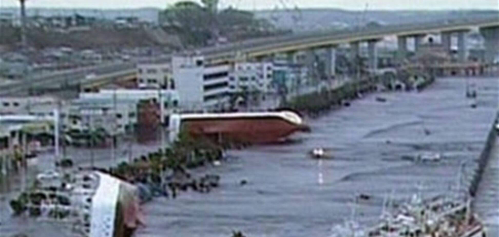 Японское цунами накрыло судно с сотней пассажиров