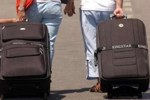 Украину ждет новая волна эмиграции: каждый второй сидит 'на чемоданах'