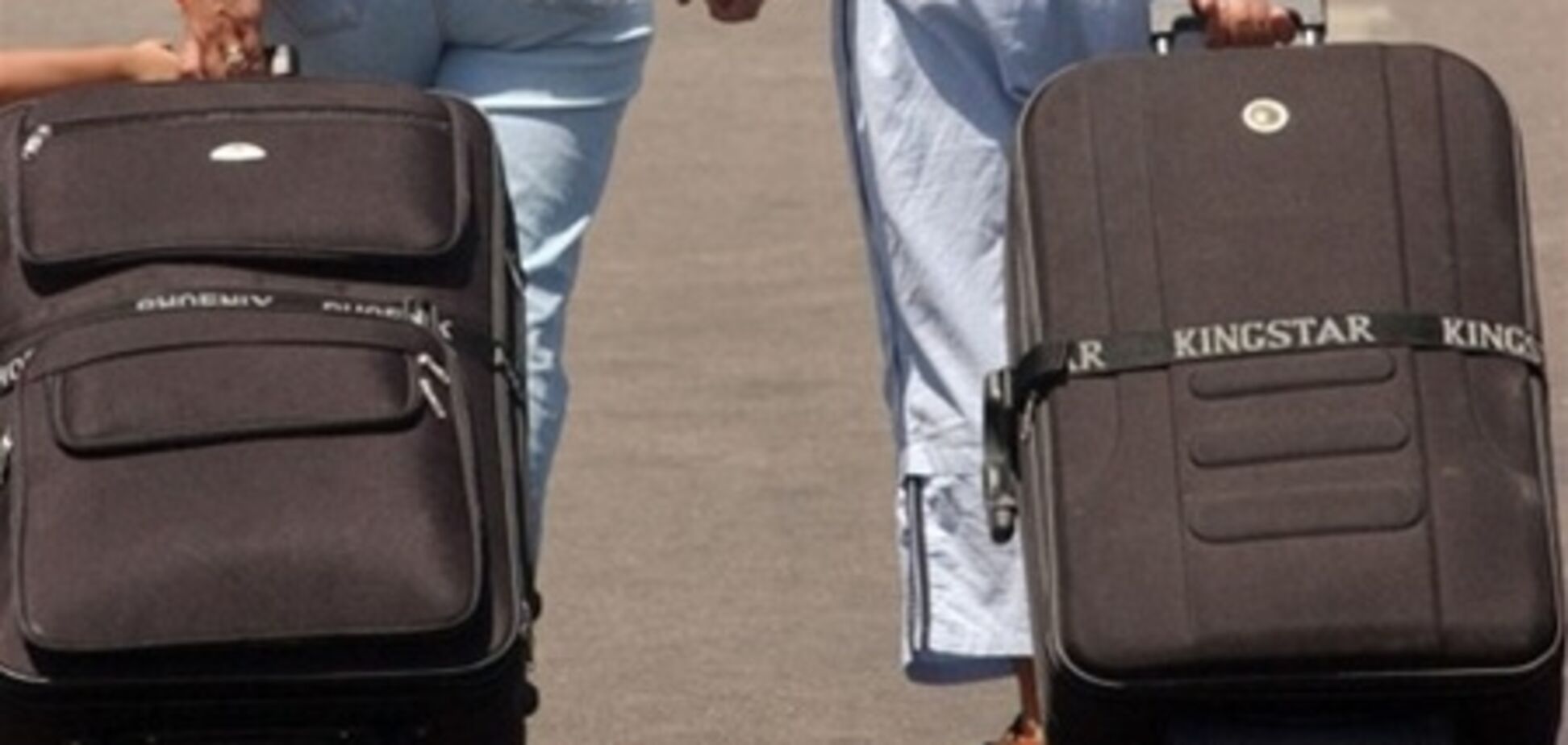 Украину ждет новая волна эмиграции: каждый второй сидит 'на чемоданах'