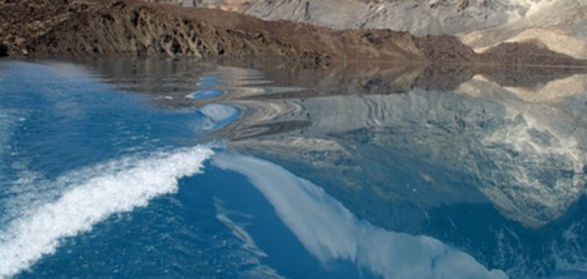 Прорыв дамбы в Японии: вода смывает дома