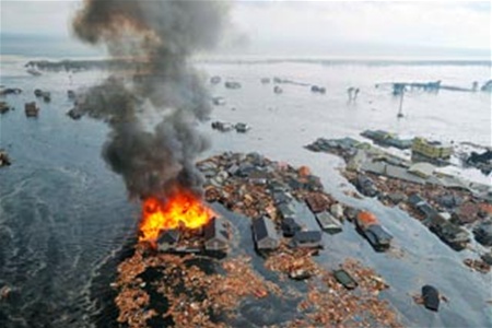 Гигантские цунами грозят смыть целые японские острова