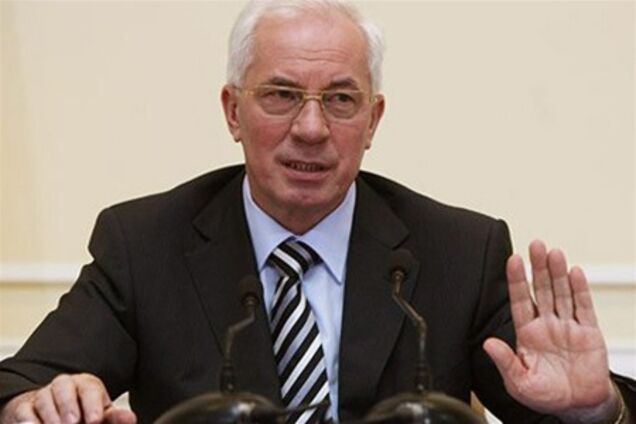 Азаров разрешил украинцам скупать муку мешками