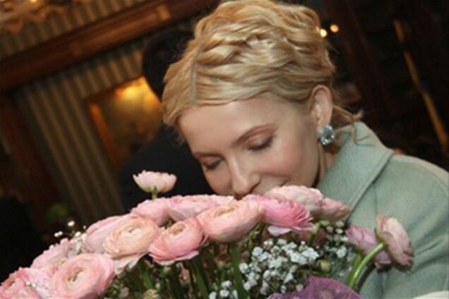 Тимошенко срочно ищет новый образ. Теперь она - старше и как учительница. Фото