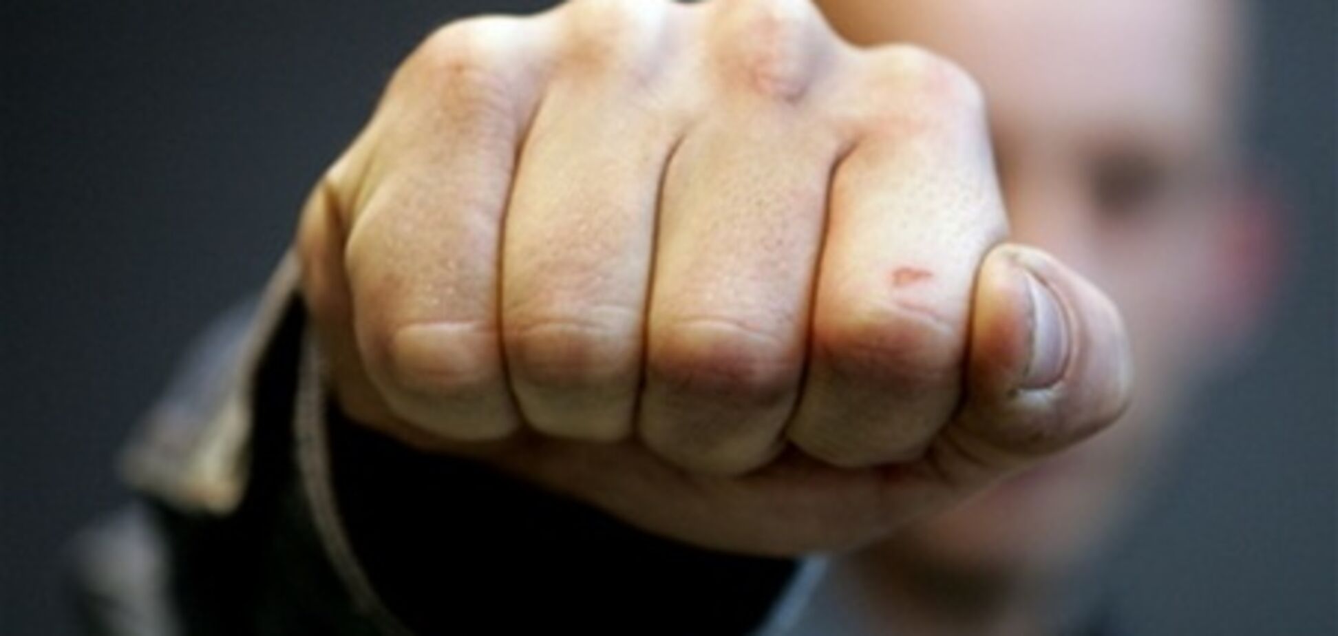 Не договорились: учитель сломал нос ученику