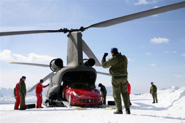 Две Ferrari FF полетали на вертолете над Альпами
