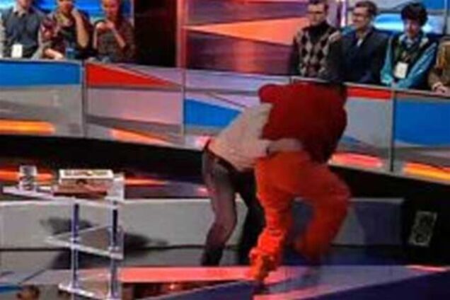 У прямому ефірі відбулася бійка між художником Поярковим та письменником Бузиною. Відео