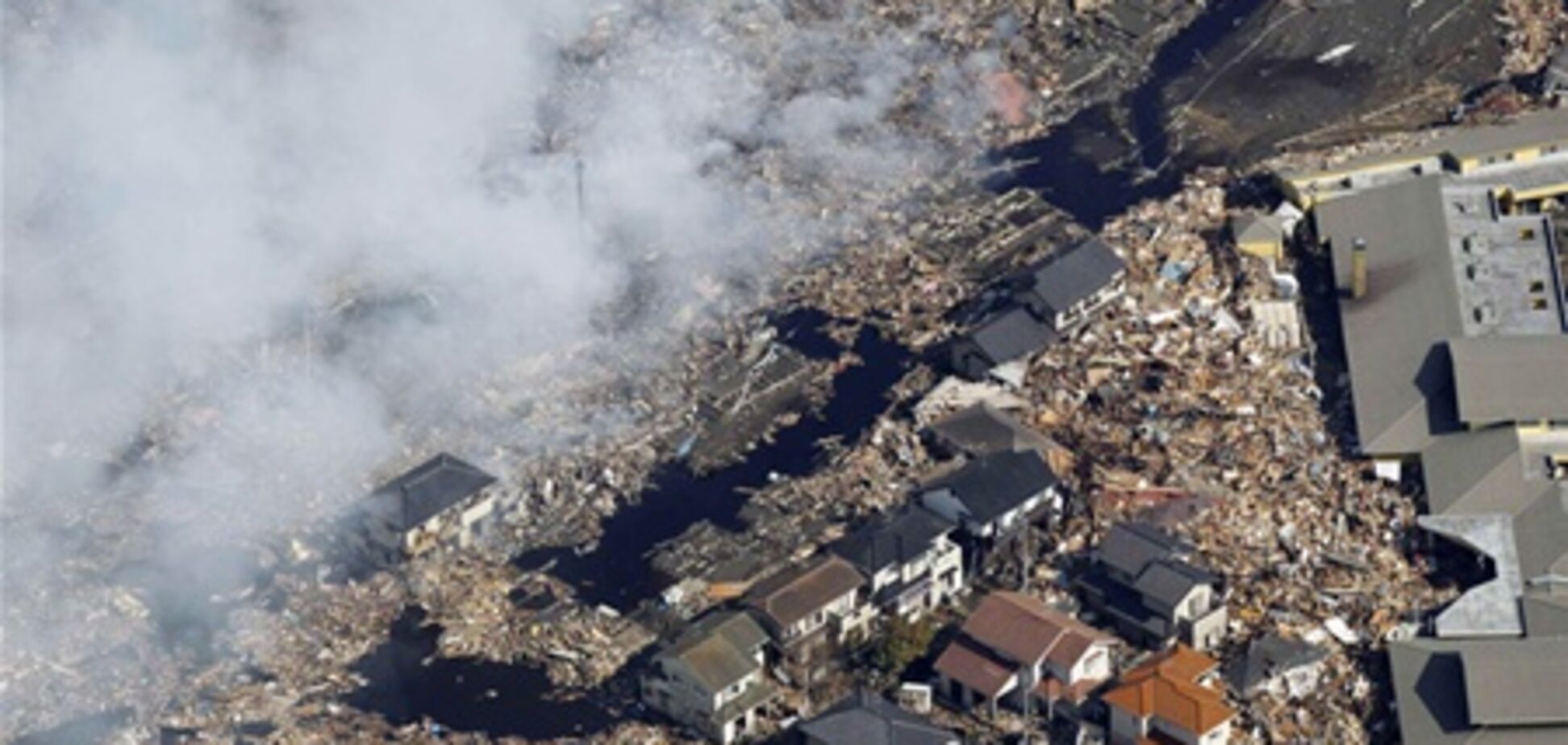 Японию сотрясают афтершоки: там ждут мощных толчков и цунами