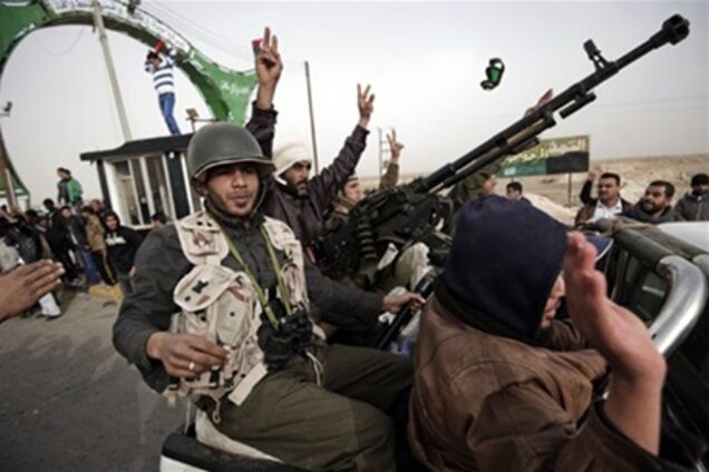 Каддафі позбавив повстанців зброї
