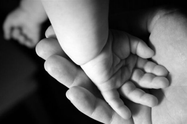 19-річна матуся викинула немовля у вікно на мороз