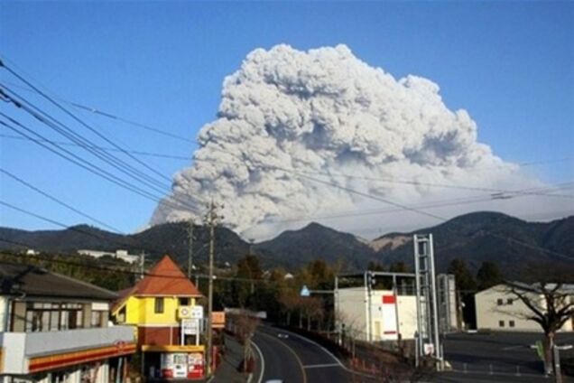 Біда не приходить одна: в Японії прокинувся вулкан Сінмое