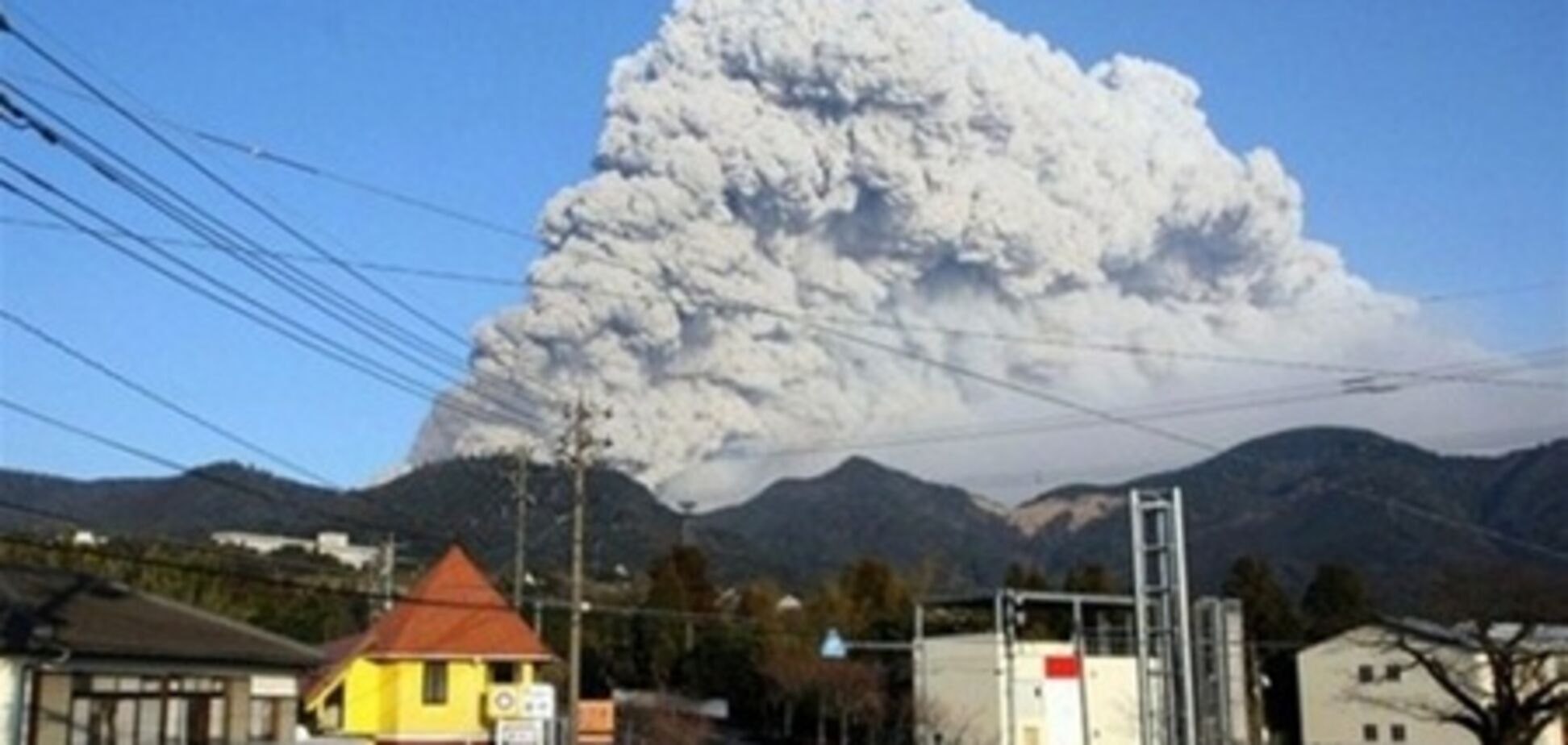 Беда не приходит одна: в Японии проснулся вулкан Синмоэ