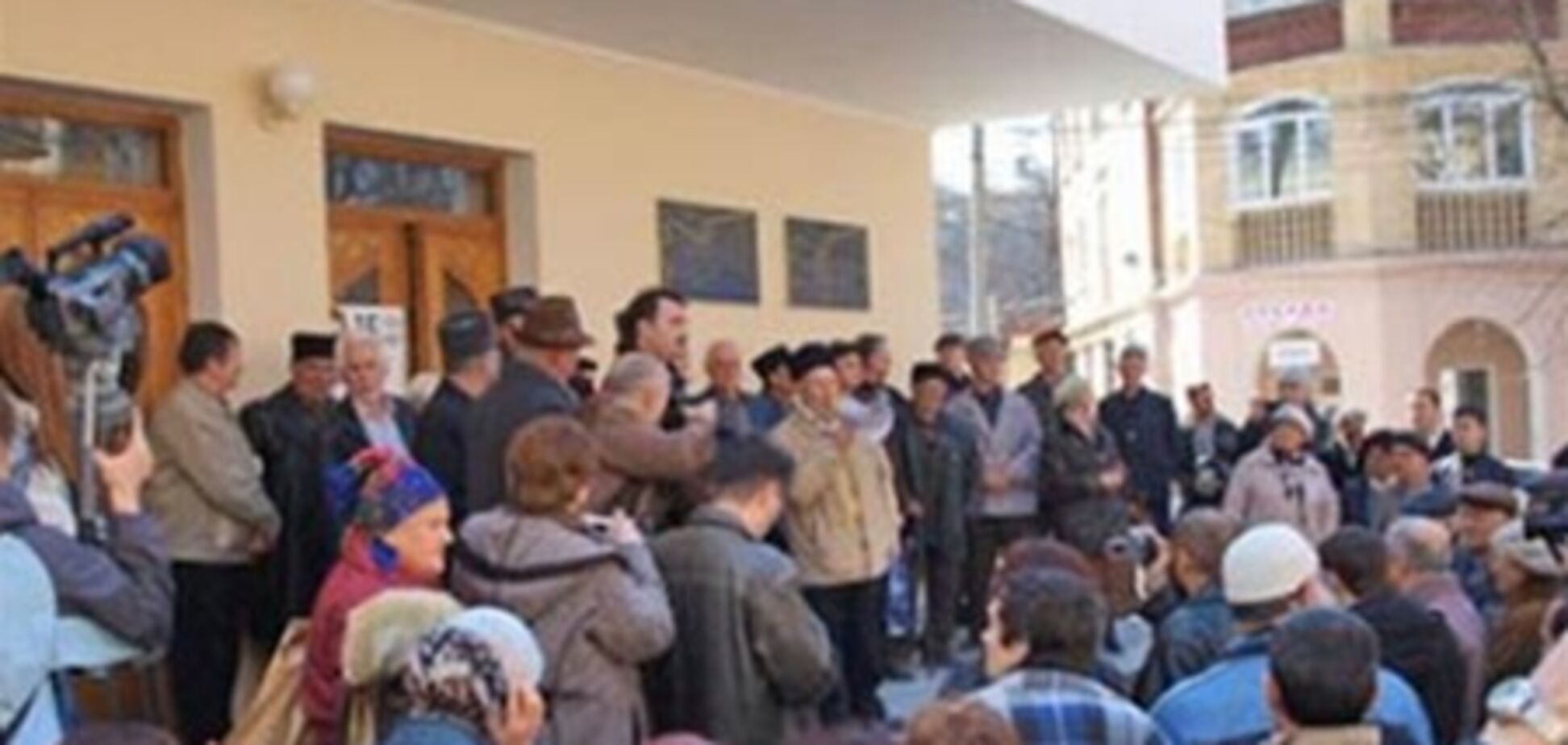 Крымские татары пошли на штурм Меджлиса