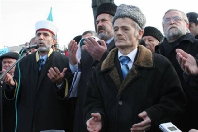 Сімферополь. Учасники пікету кримських татар увірвалися до будівлі Меджлісу 