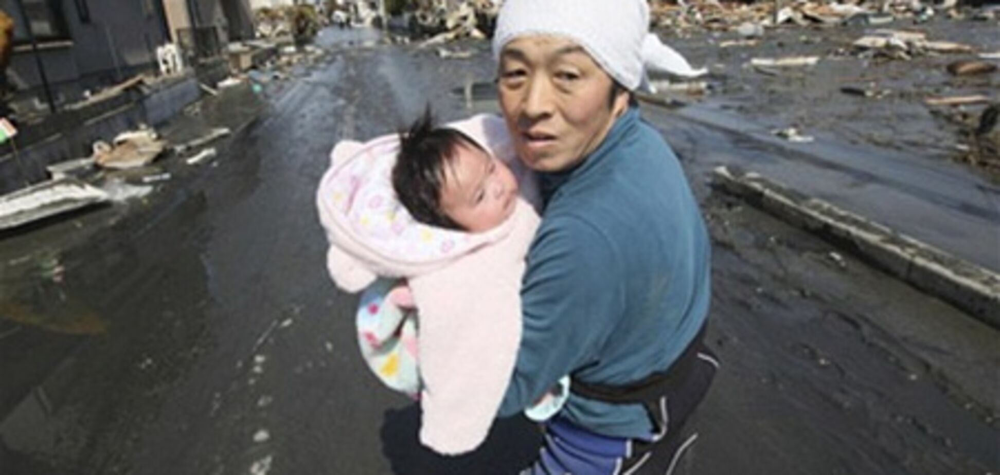 4-месячная японка чудом выжила, проведя под завалами три дня. Фото
