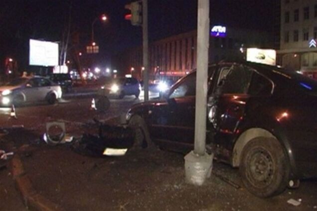 Попавшую в ДТП иномарку разорвало на части. Последствия плачевны