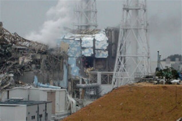 Вертолеты не могут залить японскую АЭС водой из-за высокой радиации