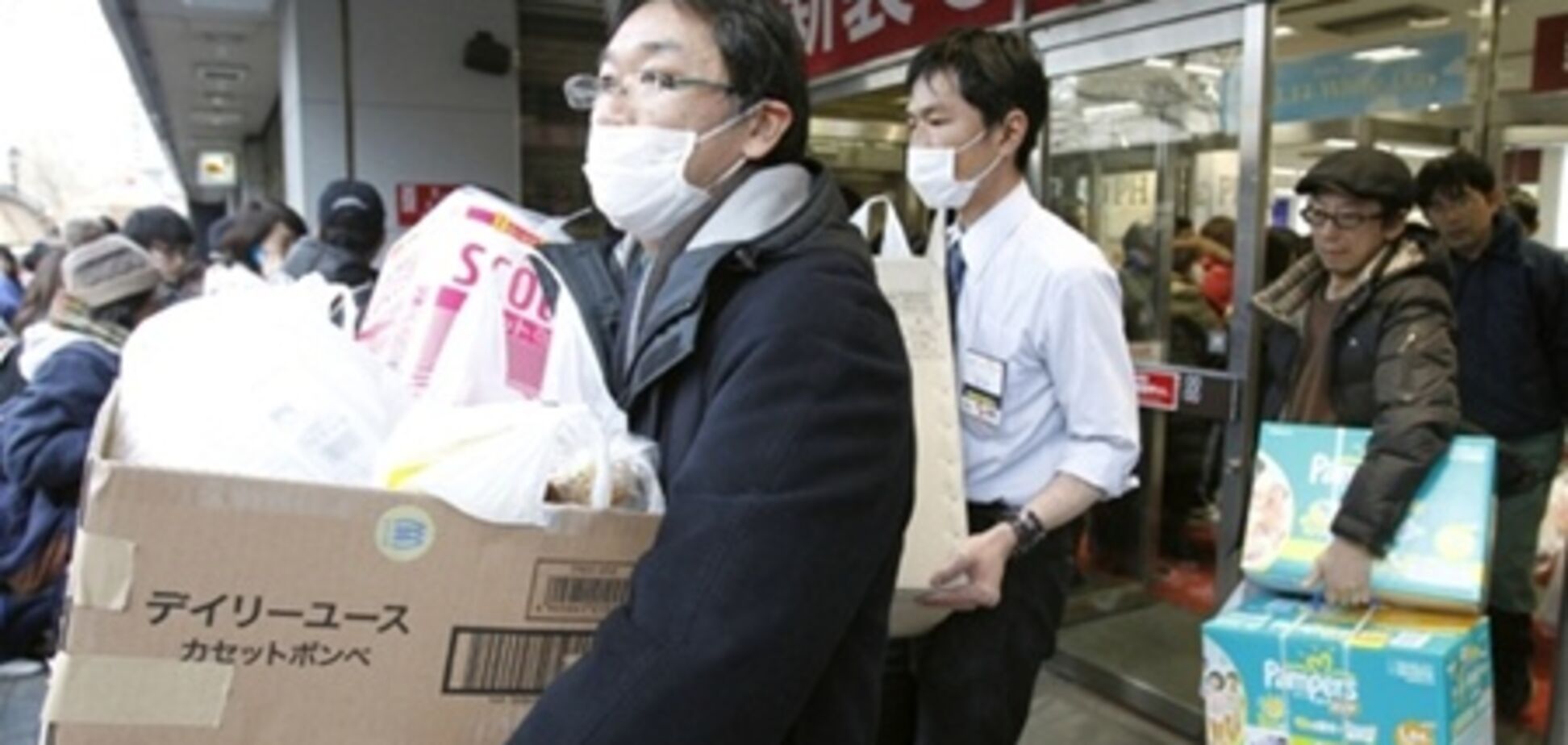 Альтруизм по-японски: дефицитные товары подешевели и ни одного случая мародерства