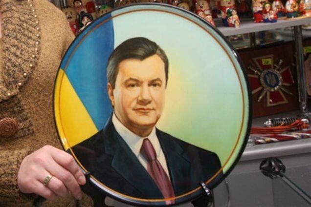 Донецьк. Чиновники скуповують сувеніри з Януковичем