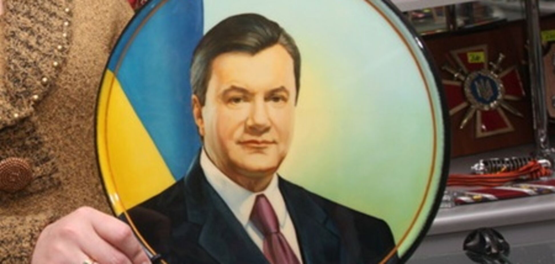 Донецьк. Чиновники скуповують сувеніри з Януковичем