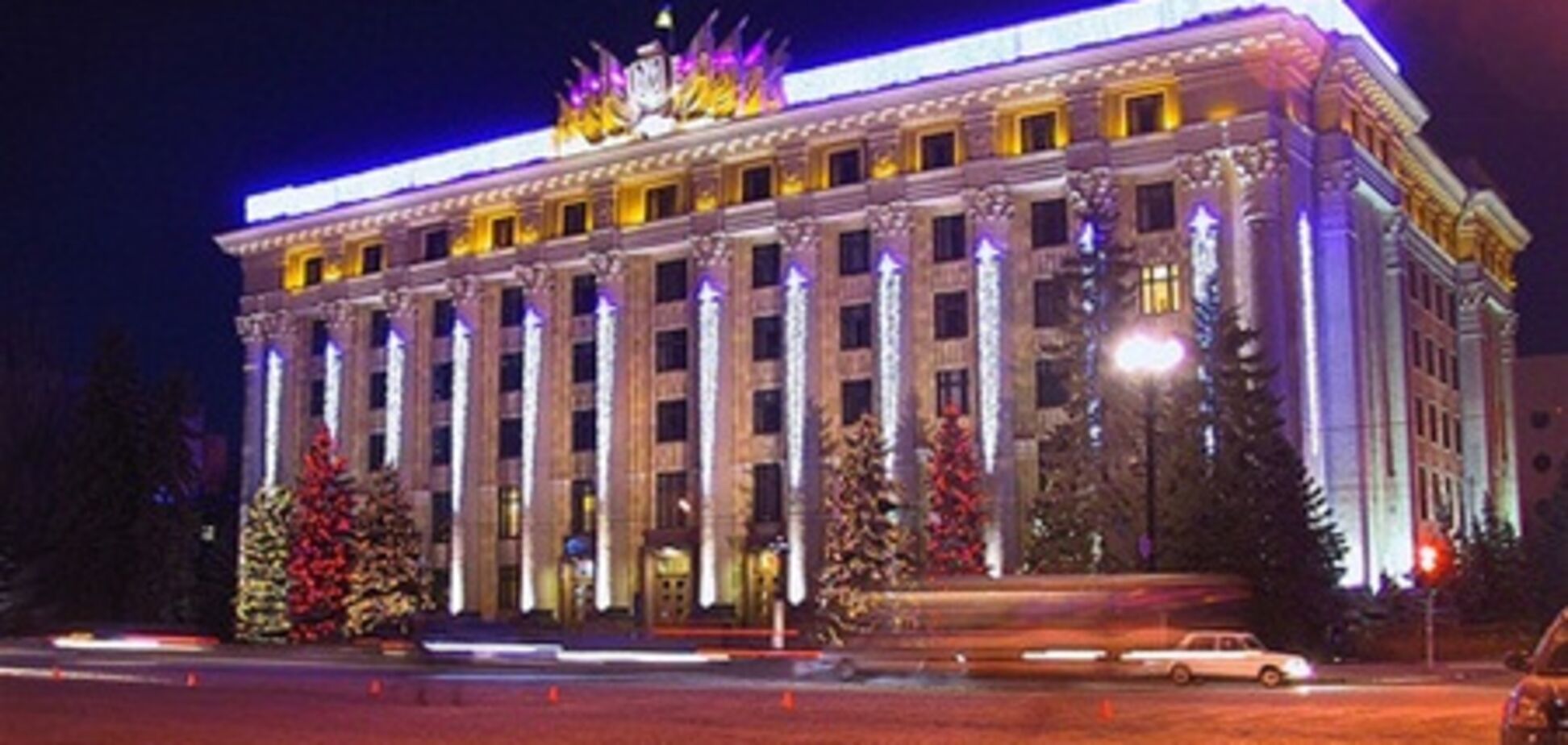 Чиновники экономят на бумаге и карандашах, а ездят на миллионы