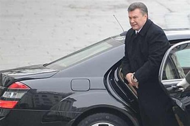 Всі стоять у пробках, а Президент їде зі світломузикою