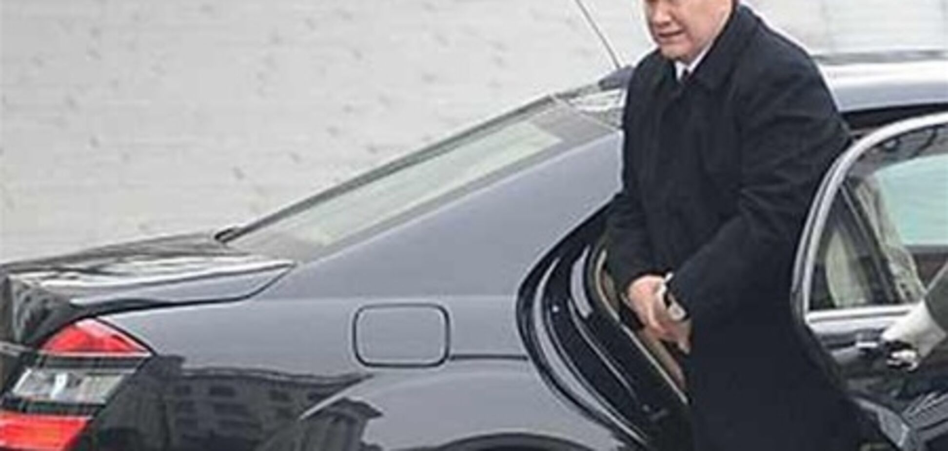 Всі стоять у пробках, а Президент їде зі світломузикою