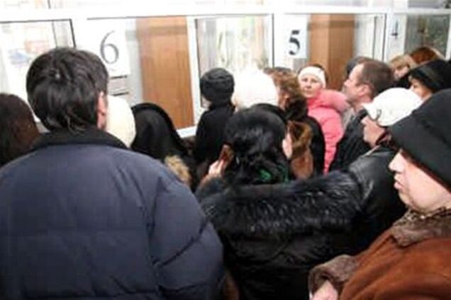 Дніпропетровськ. Охоронці силою виштовхували журналістів з будівлі податкової інспекції