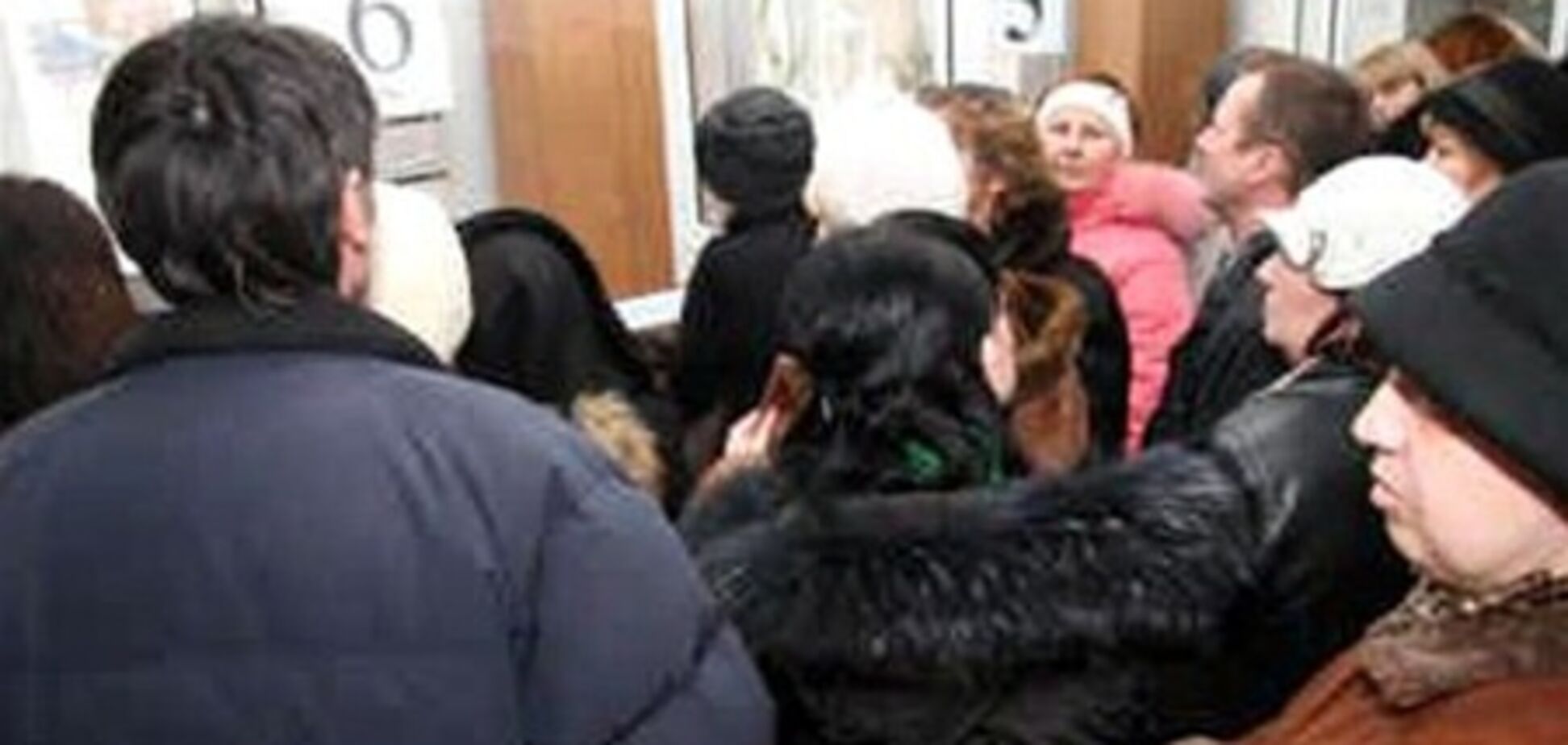 Дніпропетровськ. Охоронці силою виштовхували журналістів з будівлі податкової інспекції