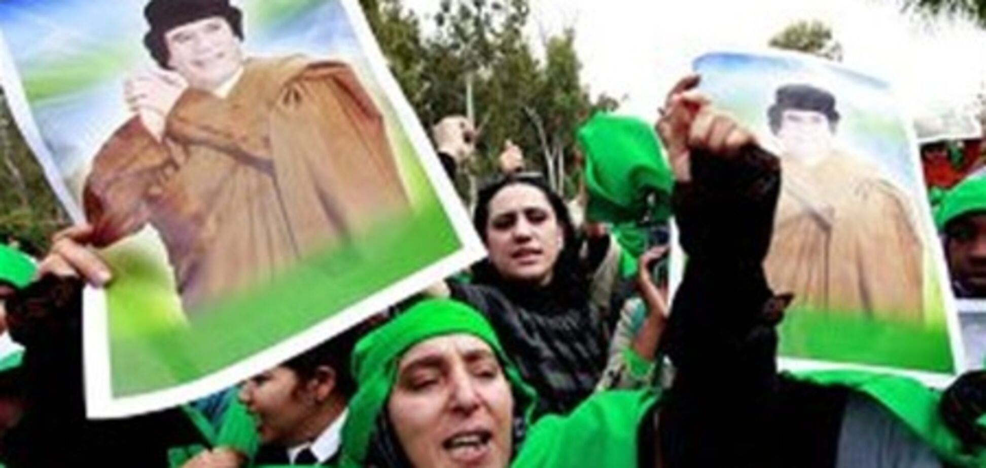 Сторонники Каддафи решили своими телами защитить его от авиаударов