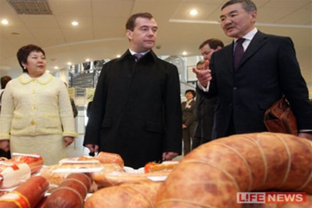 Медведев взял на свой президентский борт 15 батонов колбасы