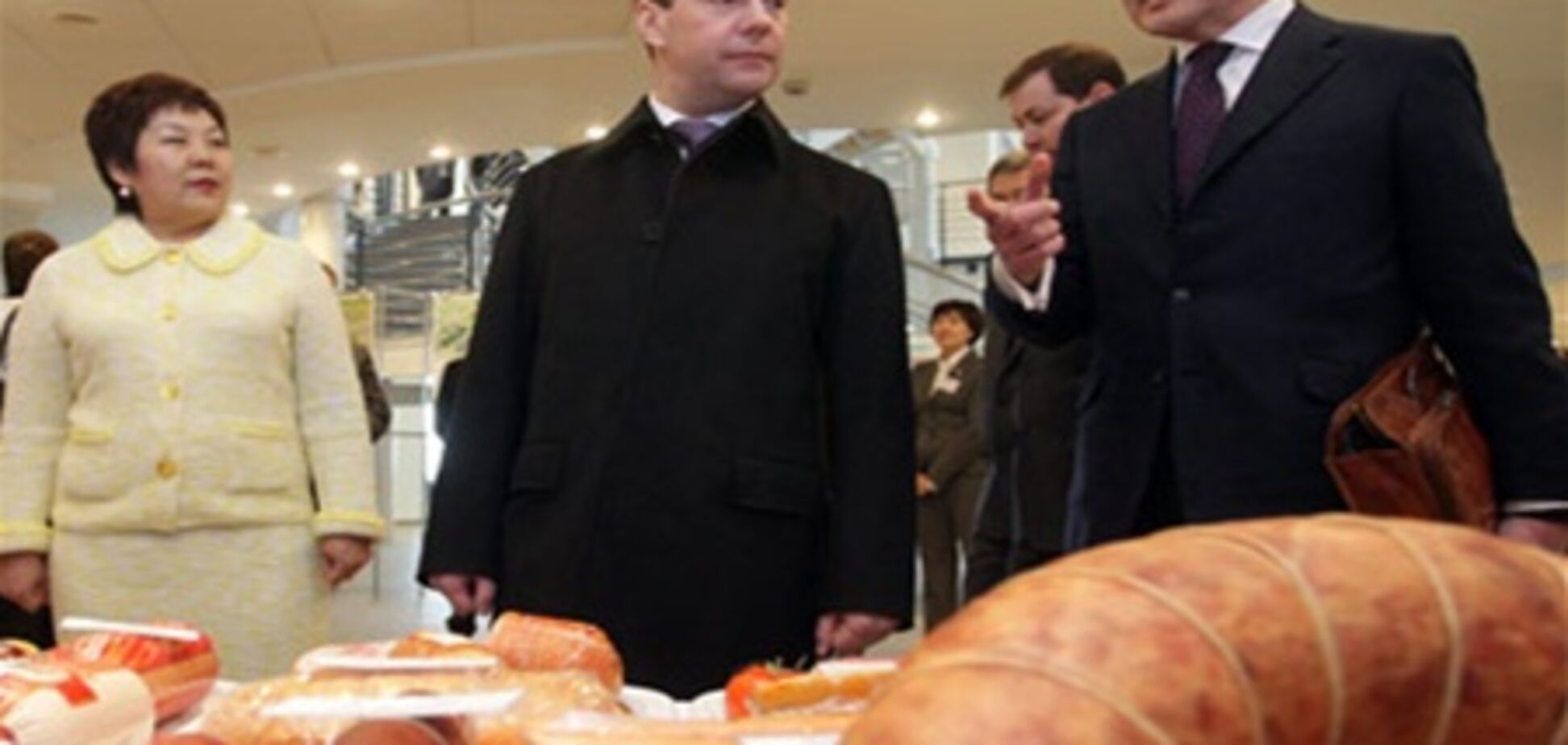 Медведев взял на свой президентский борт 15 батонов колбасы