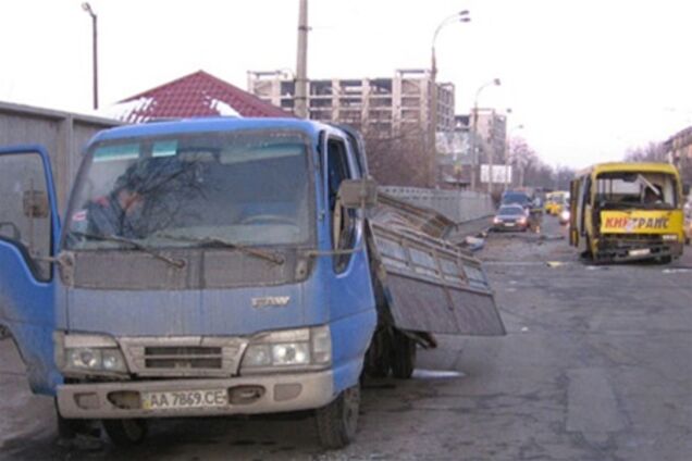 Переполненная людьми маршрутка протаранила грузовик