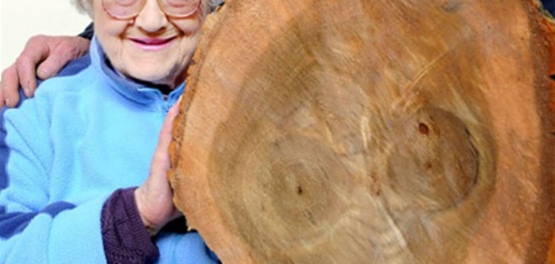 Пенсіонер побачив обличчя інопланетянина на колоді. Фото