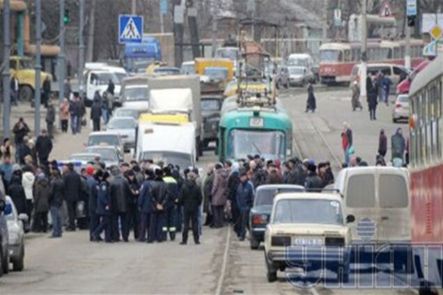 В Харькове из-за невыплаты зарплаты перекрыли улицу