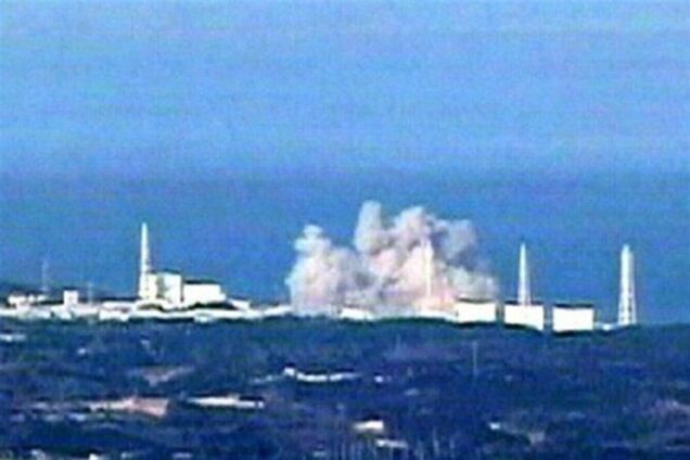 Над вторым энергоблоком АЭС 'Фукусима-1' поднимается белый дым
