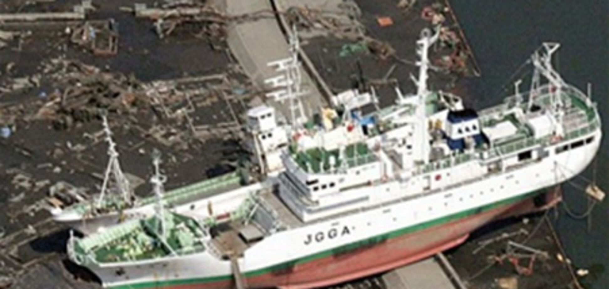 Фотографии кораблей, выброшенных на сушу цунами в Японии