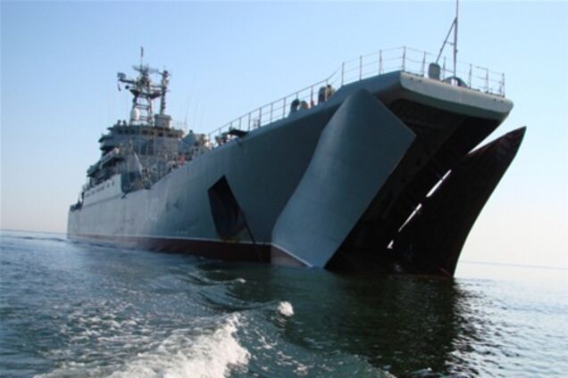 Янукович решил послать в Ливию корабль с десантниками