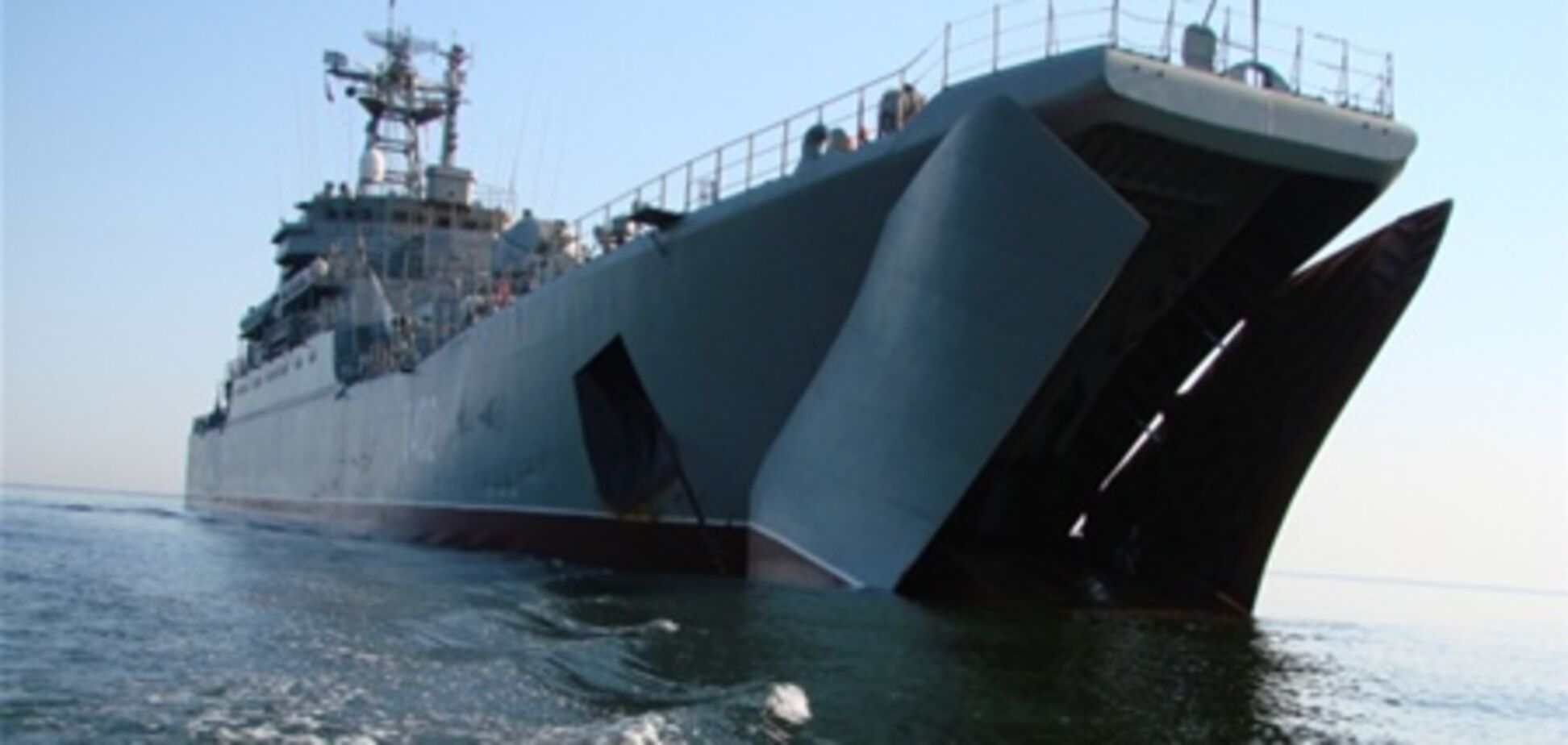 Янукович вирішив послати до Лівії корабель з десантниками