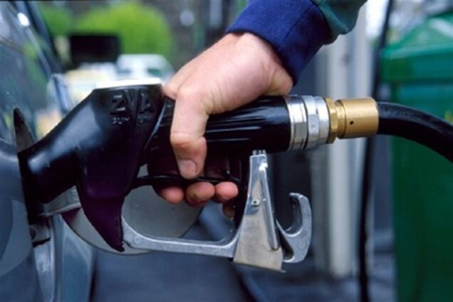 Азаров рассказал, кто наживается на каждом литре бензина